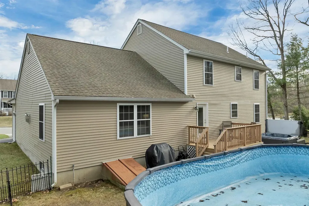7 Leaor Circle Hudson NH 03051