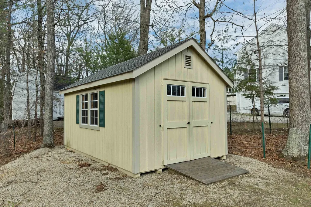 7 Leaor Circle Hudson NH 03051