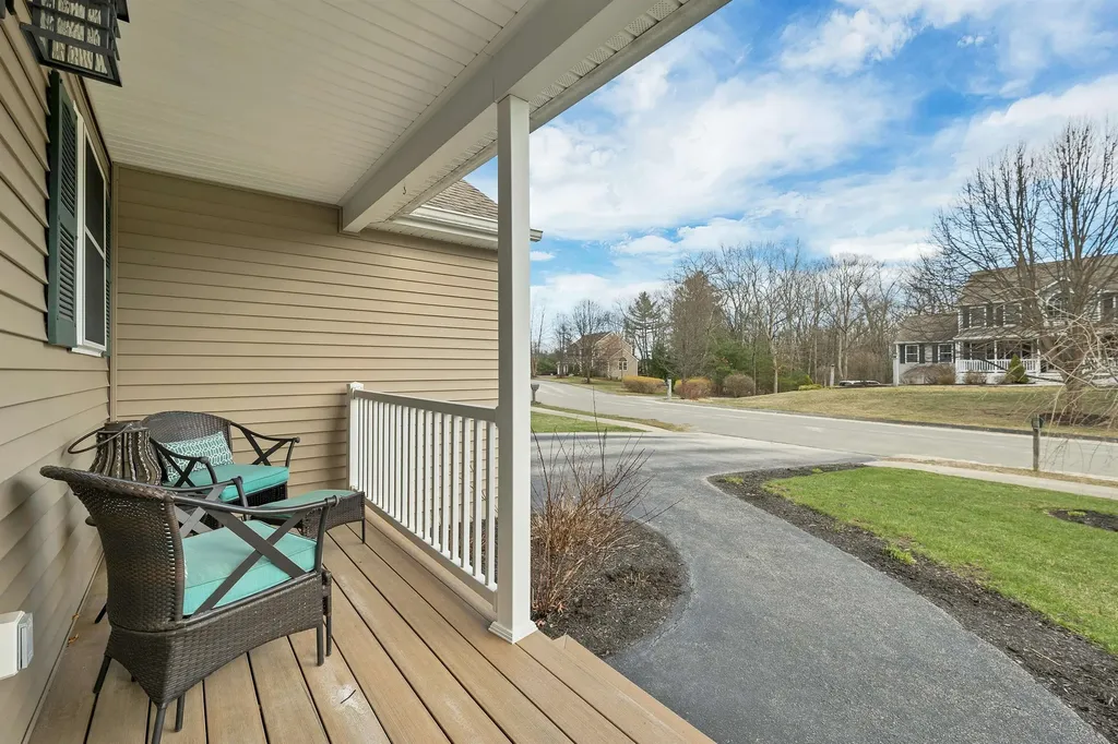 7 Leaor Circle Hudson NH 03051