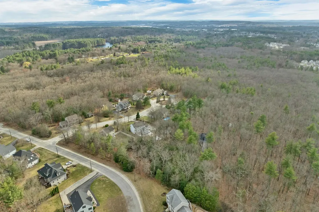 7 Leaor Circle Hudson NH 03051