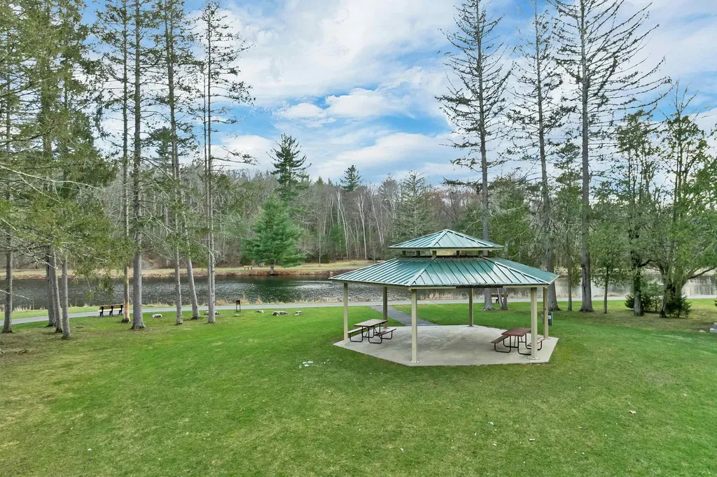 7 Leaor Circle Hudson NH 03051
