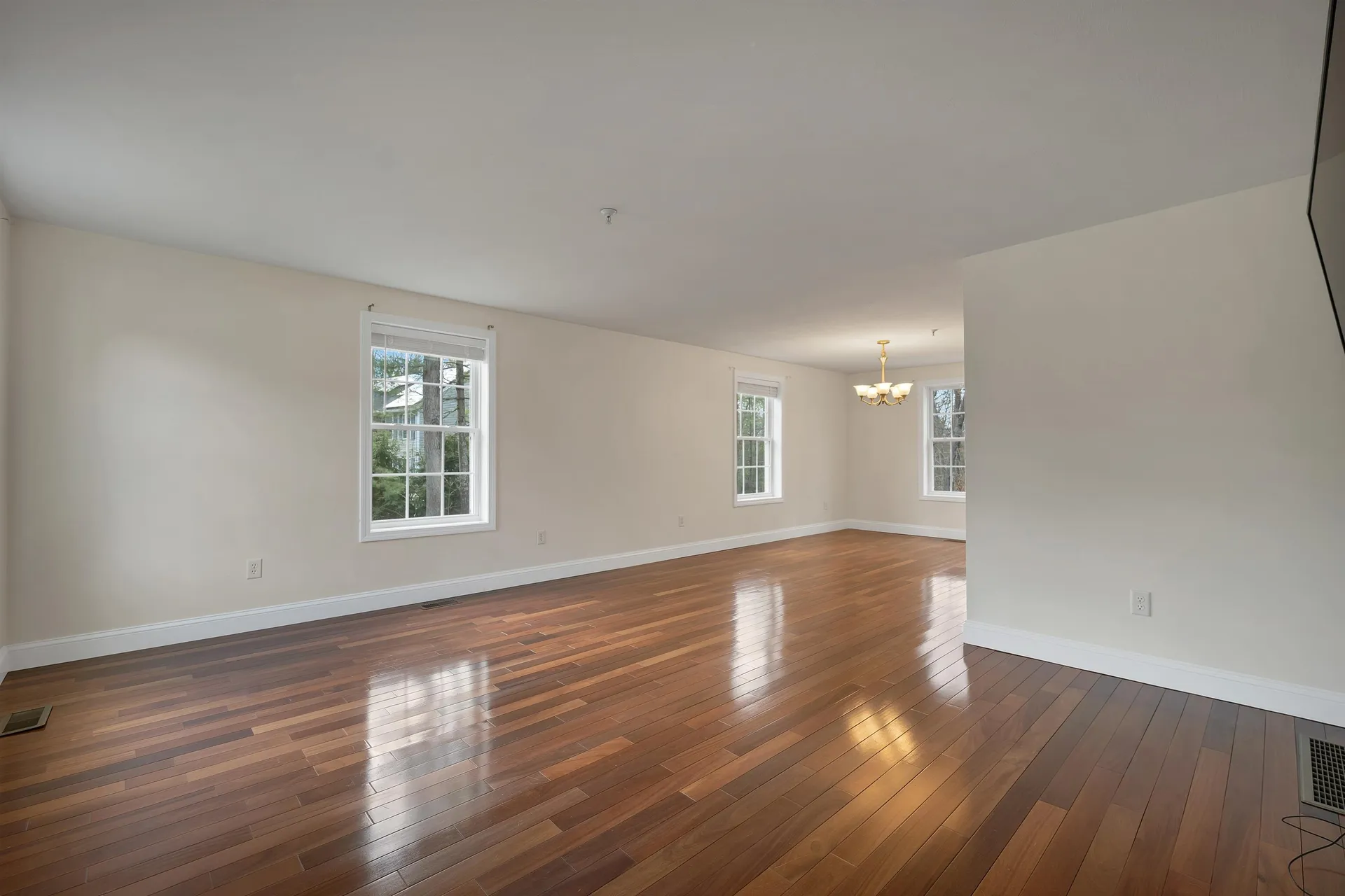 7 Leaor Circle Hudson NH 03051