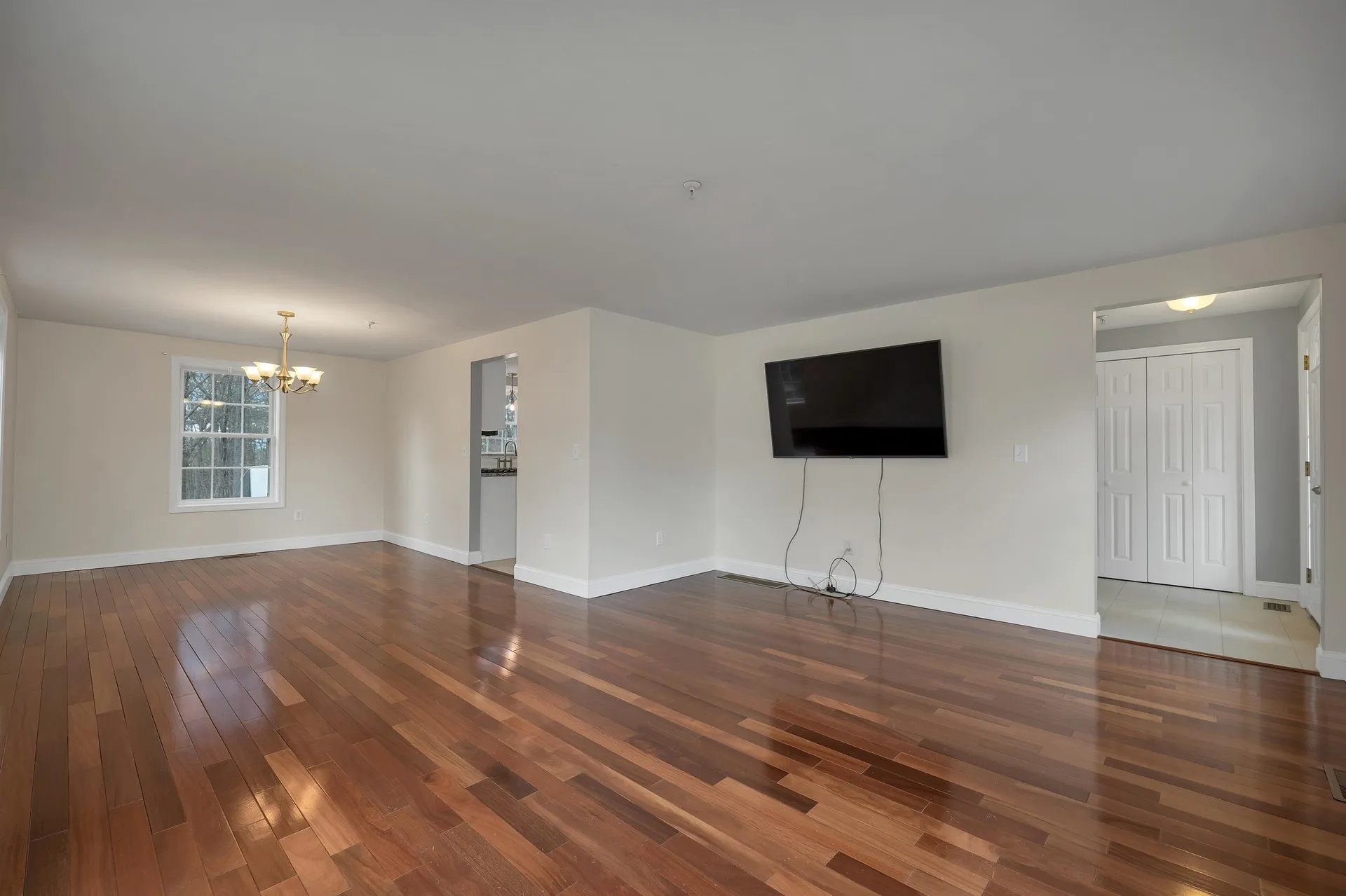 7 Leaor Circle Hudson NH 03051