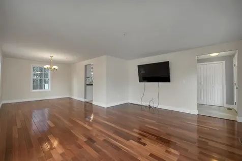 7 Leaor Circle Hudson NH 03051