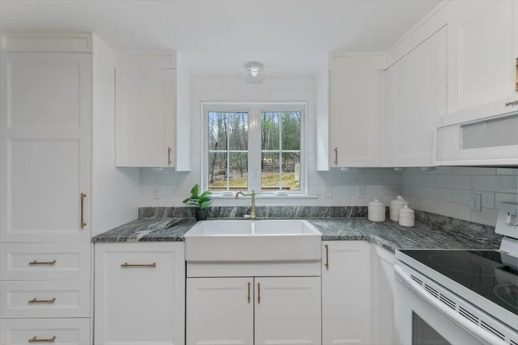 14 Schaefer Circle Hudson NH 03051