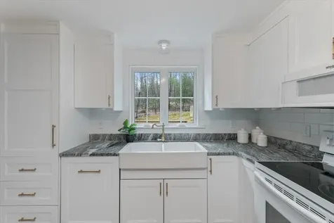 14 Schaefer Circle Hudson NH 03051