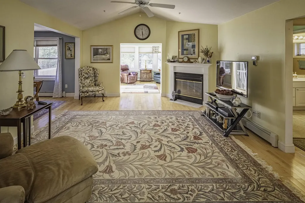 6 Roysann Way Durham NH 03824