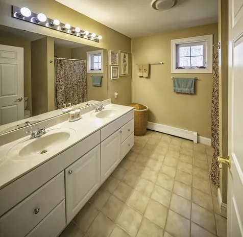 6 Roysann Way Durham NH 03824