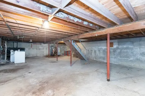 37 Iris Avenue Salem NH 03079