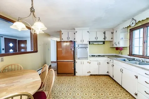 37 Iris Avenue Salem NH 03079