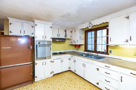 37 Iris Avenue Salem NH 03079