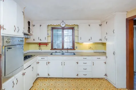 37 Iris Avenue Salem NH 03079