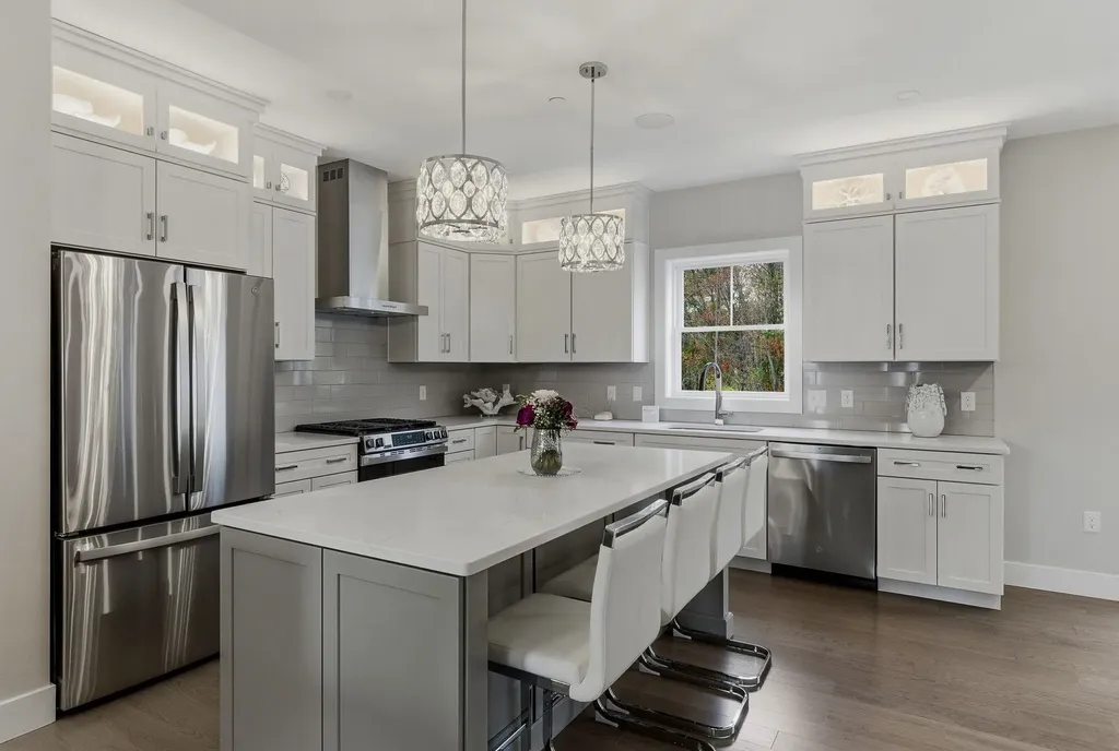34 Elise Avenue Londonderry NH 03053