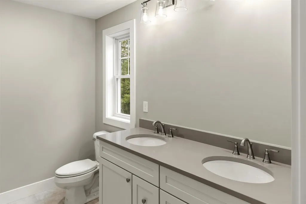 8 Stone Creek Drive Brentwood NH 03833