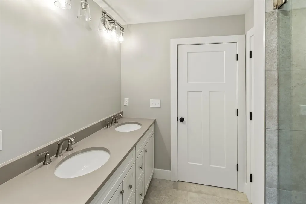 8 Stone Creek Drive Brentwood NH 03833