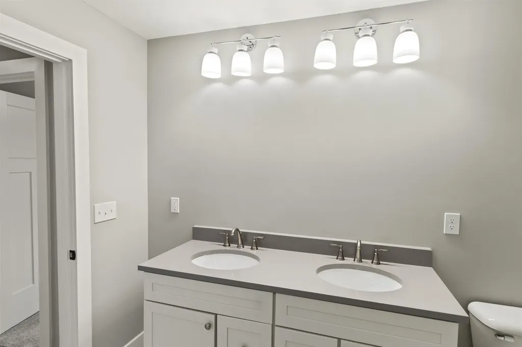 8 Stone Creek Drive Brentwood NH 03833