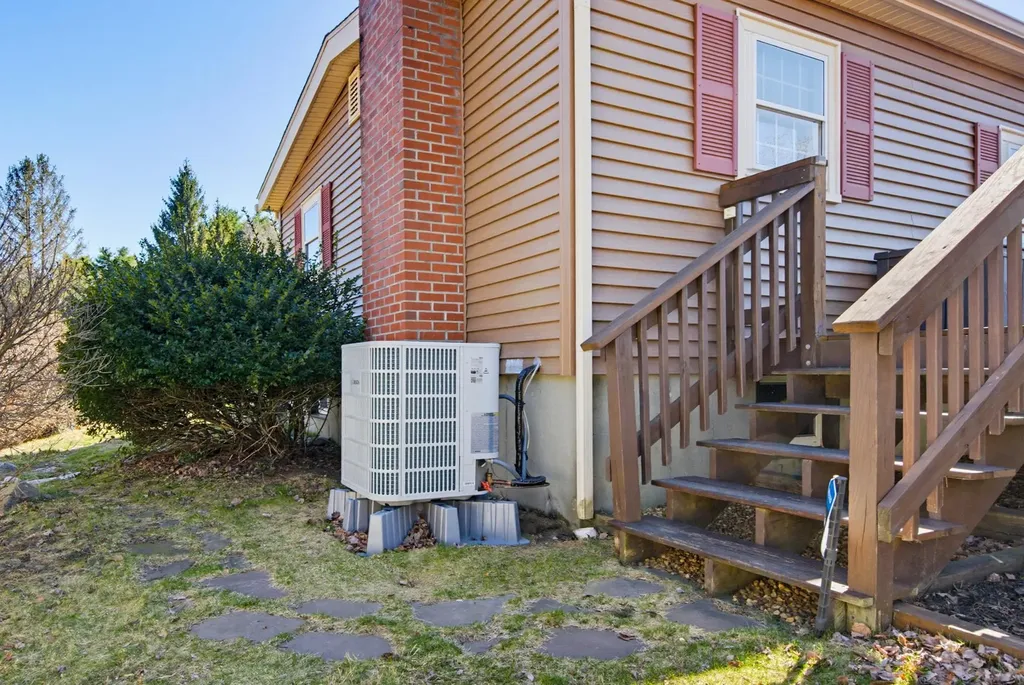 129 Brady Circle Manchester NH 03109