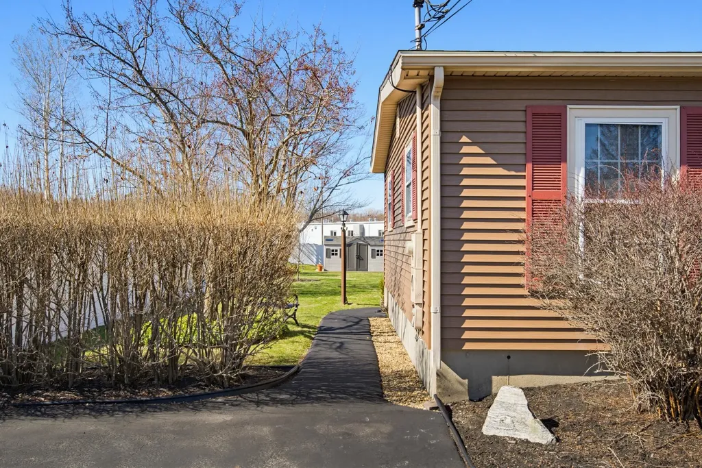 129 Brady Circle Manchester NH 03109