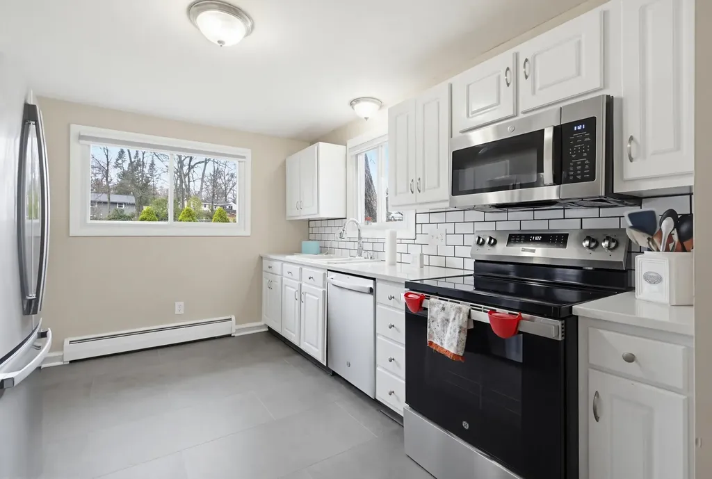 10 Weymouth Drive Nashua NH 03062