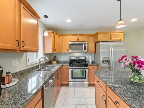 11 Tanager Way Londonderry NH 03053