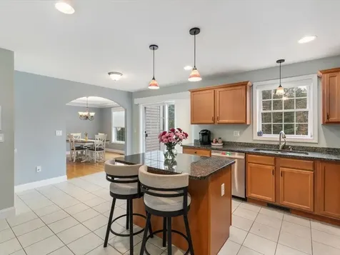 11 Tanager Way Londonderry NH 03053