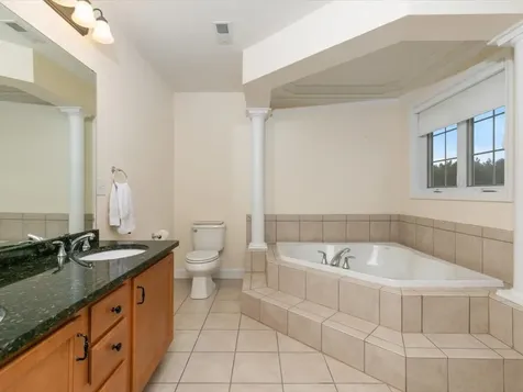 11 Tanager Way Londonderry NH 03053