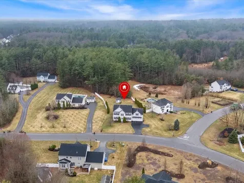 11 Tanager Way Londonderry NH 03053