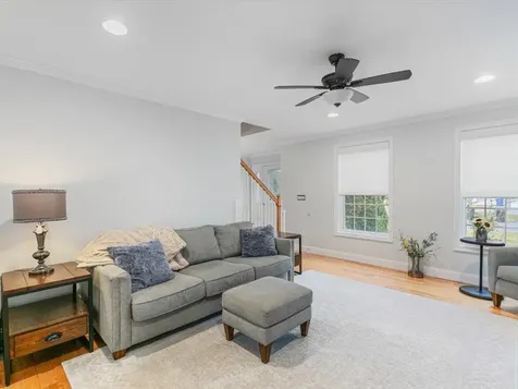 11 Tanager Way Londonderry NH 03053