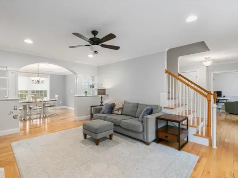 11 Tanager Way Londonderry NH 03053
