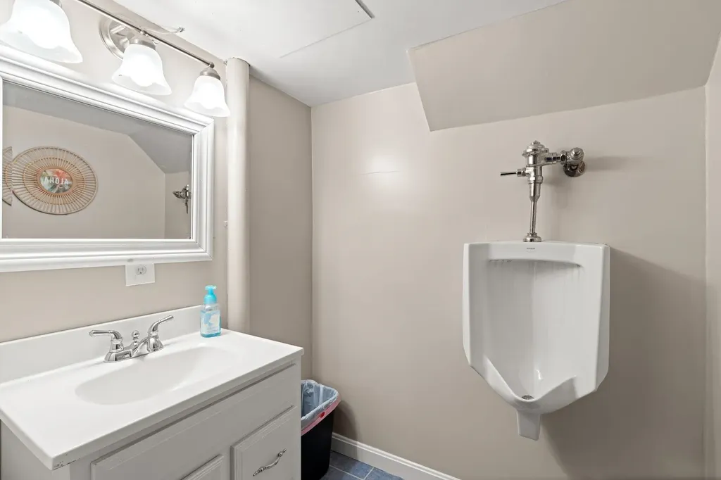 17 Custom Street Nashua NH 03062