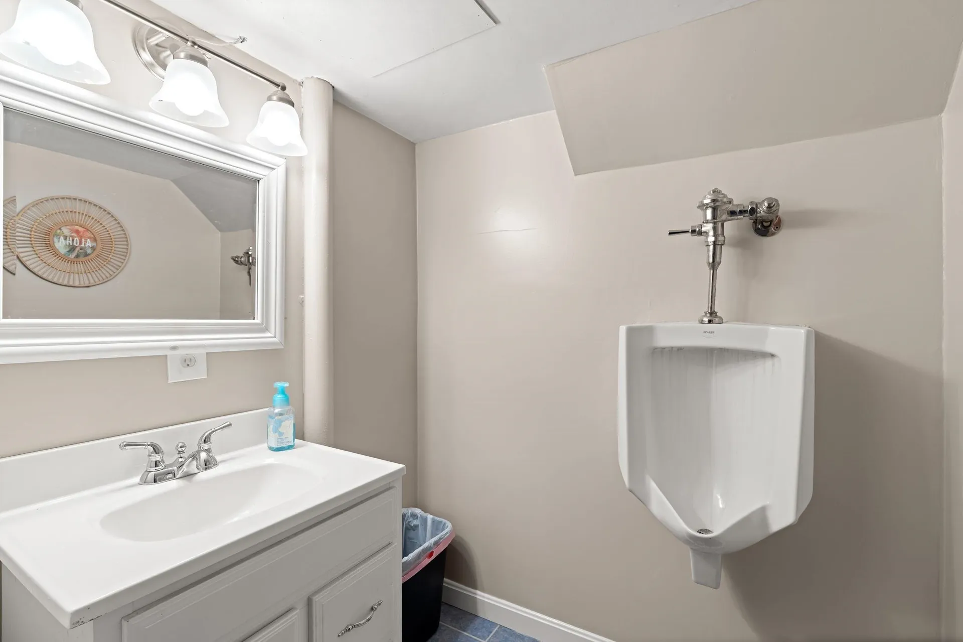 17 Custom Street Nashua NH 03062