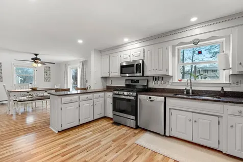 17 Custom Street Nashua NH 03062