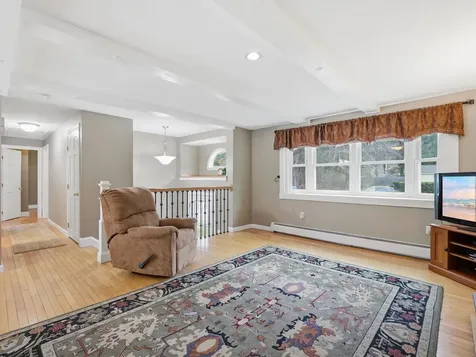 7 Nevens Street Hudson NH 03051