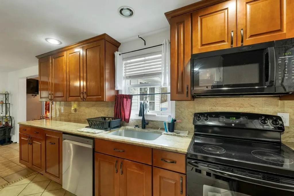 14 N Salem Road Hampstead NH 03841