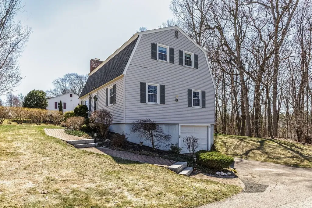 27 Bedard Avenue Derry NH 03038