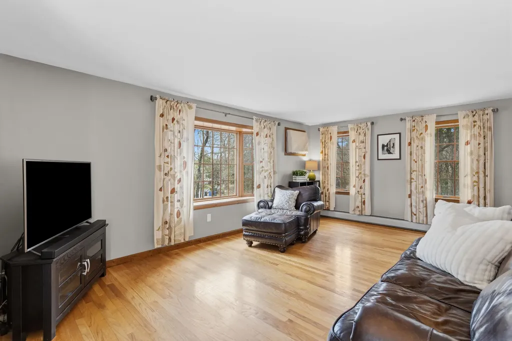 41 Windsor Boulevard Londonderry NH 03053