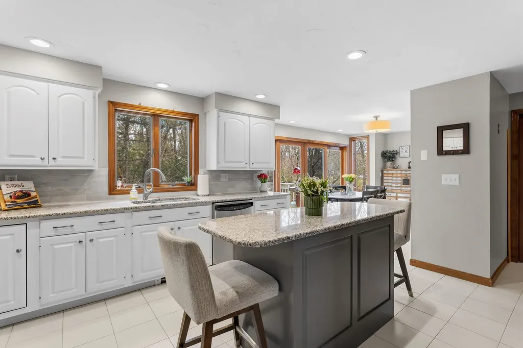 41 Windsor Boulevard Londonderry NH 03053