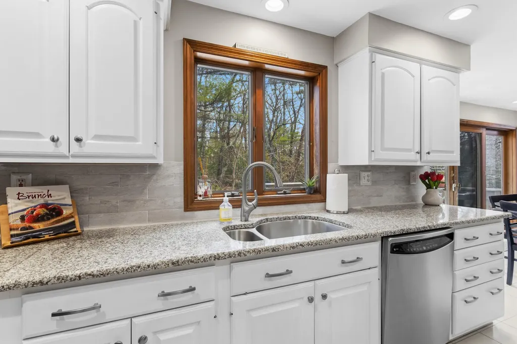 41 Windsor Boulevard Londonderry NH 03053