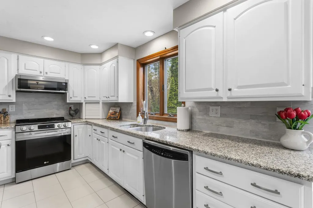 41 Windsor Boulevard Londonderry NH 03053