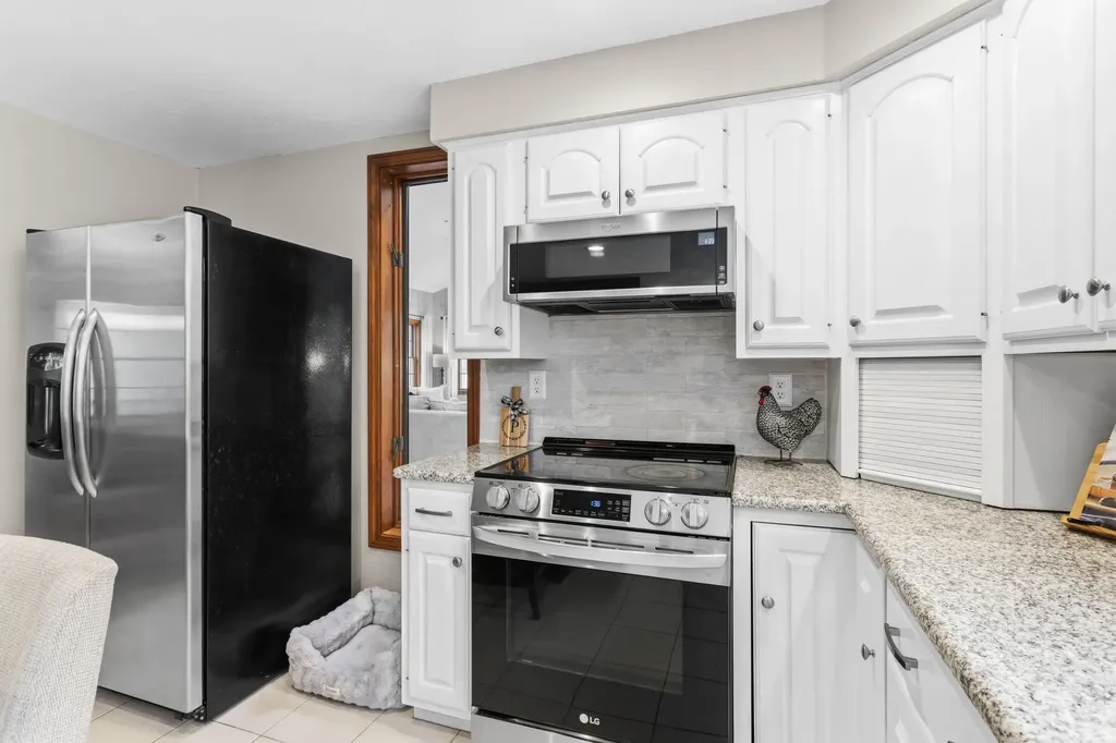 41 Windsor Boulevard Londonderry NH 03053
