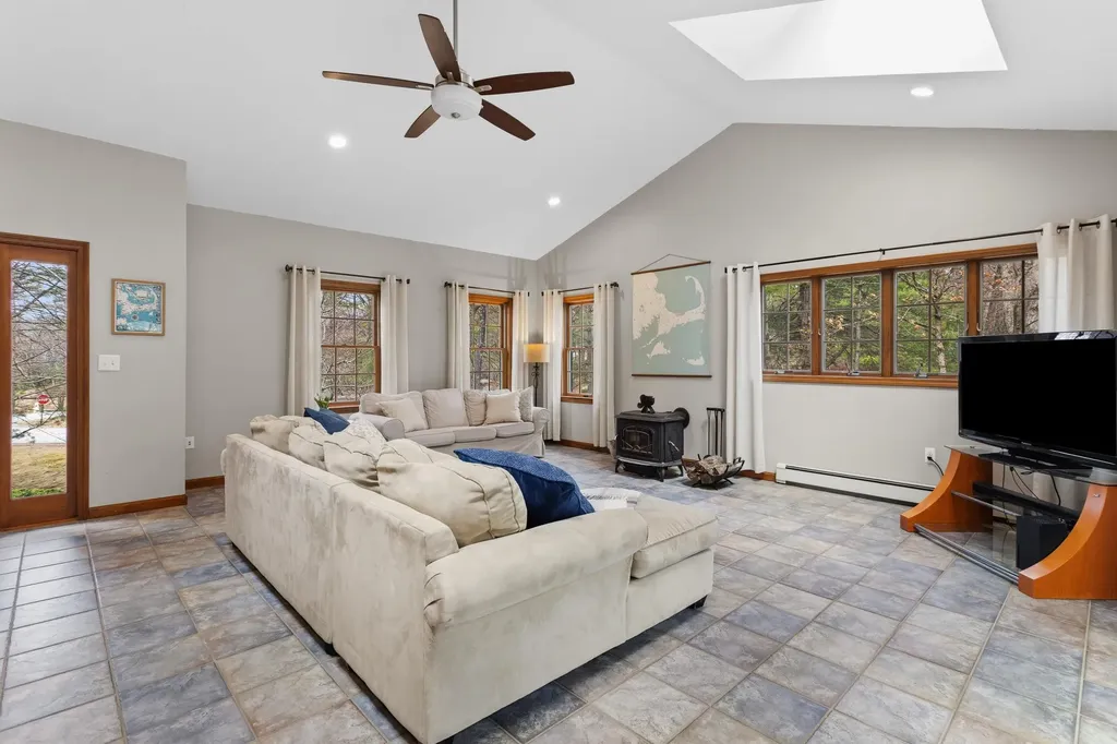 41 Windsor Boulevard Londonderry NH 03053