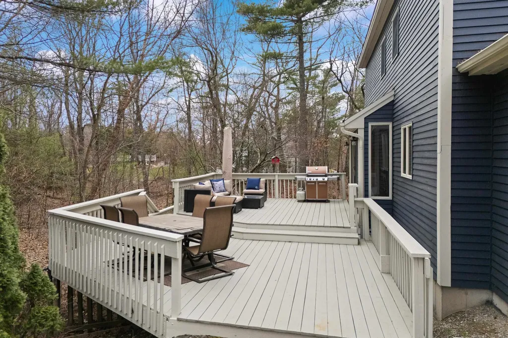 41 Windsor Boulevard Londonderry NH 03053
