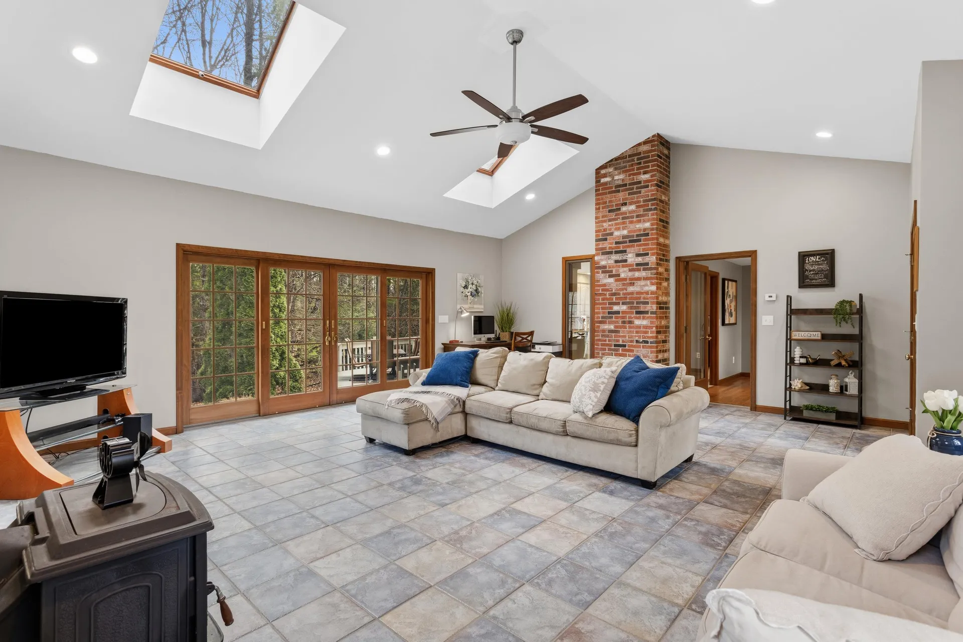 41 Windsor Boulevard Londonderry NH 03053