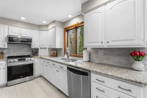 41 Windsor Boulevard Londonderry NH 03053