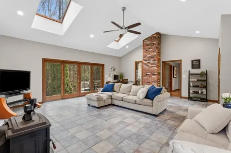 41 Windsor Boulevard Londonderry NH 03053