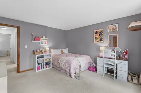 41 Windsor Boulevard Londonderry NH 03053