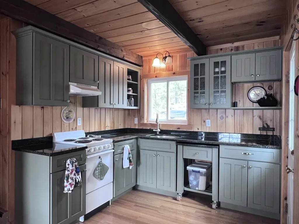 27 Hummingbird Lane Hillsborough NH 03244