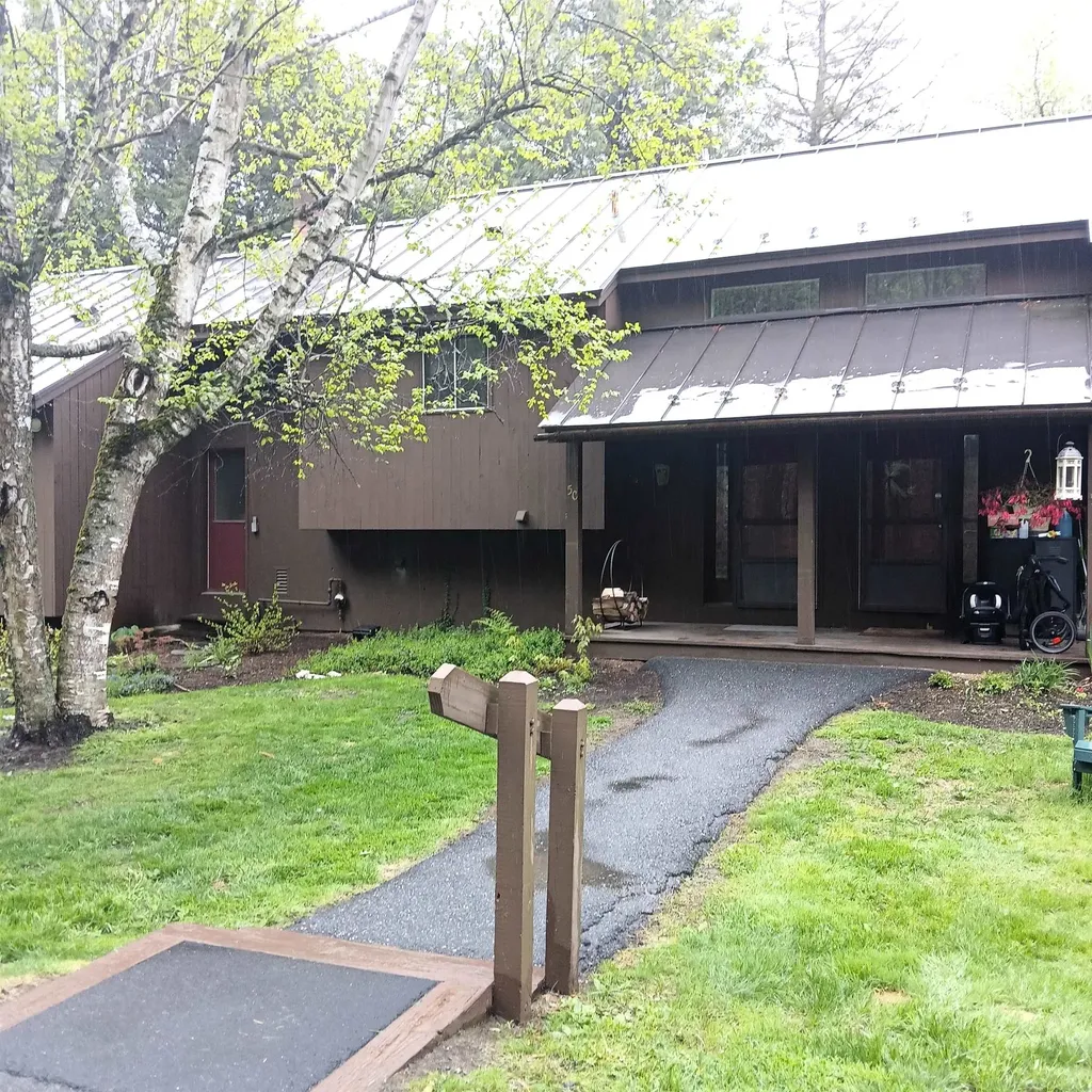 253 Old Quechee Road Hartford VT 05059