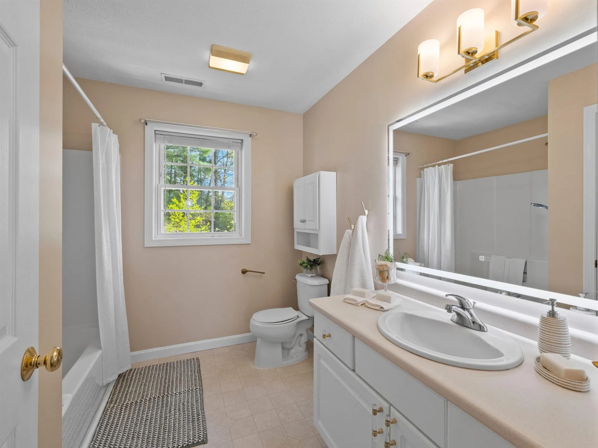 28 Bradford Circle Hudson NH 03051