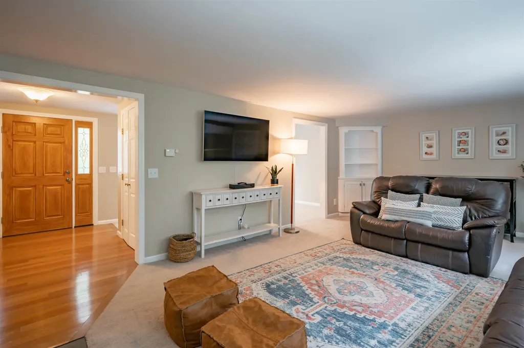 27 Pierce Lane Hollis NH 03049